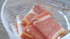 金字火腿切片溫水浸泡5分鐘。