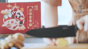 將處理好的老鴨放入冷水鍋中，丟入姜片，冷水煮沸去腥。