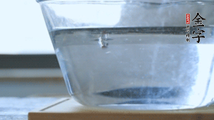 紅豆提前浸泡備用。