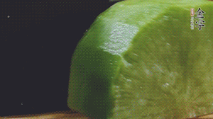 青蘿卜去皮切小塊。