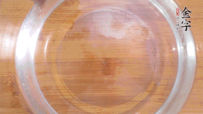 金字火腿切小片，浸泡5分鐘。