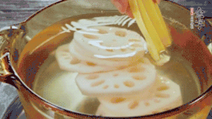 把藕和土豆焯水至八成熟，盛出瀝干水分。