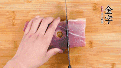 金字火腿切片，老豆腐切成塊，海鮮菇洗凈。