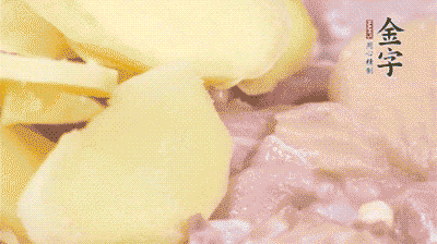 雞肉剁塊，用料酒、蔥、姜、鹽、糖拌均腌制20分鐘。