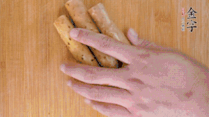 山藥去皮切斜刀塊，毛豆去外殼去膜，姜切片。