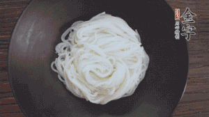 依次放入黃瓜絲、花生米、燙熟的豆芽、麻辣香腸、香菜、擺盤即可。