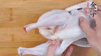 菌菇分別冷水泡發(fā)。雞處理干凈后剁成小塊，放水中浸泡半小時去血水。