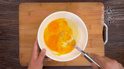 雞蛋加鹽、料酒打散后，加1.5倍溫水?dāng)嚢杈鶆颉?>
					</div>
					<span>步驟 2/5</span>
					<p>雞蛋加鹽、料酒打散后，加1.5倍溫水?dāng)嚢杈鶆颉?/p>
				</li><li>
					<div   id=