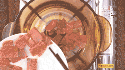 砂鍋中依次放火腿片、豆腐，大火燉開轉中小火。