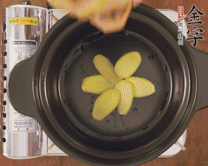 準(zhǔn)備土砂鍋，放姜片、鴿子、火腿片、蔥結(jié)、料酒，加沒(méi)過(guò)食材多些的清水，中小火燉煮。