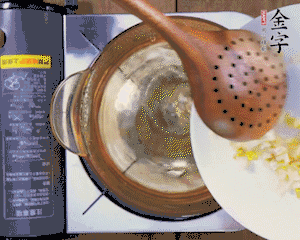 春筍丁焯水，1分鐘后加火腿丁一同汆燙1分鐘。