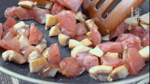 【餡料】4.鍋中油8成熱時，依次放入菌菇丁、香腸丁，適當(dāng)放點(diǎn)糖調(diào)味，炒熟。