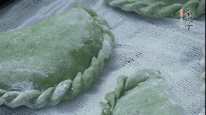 【制作】2.蒸架上墊浸濕的屜布，再放上清明果，大火蒸10~15分鐘，完成，出鍋啦！