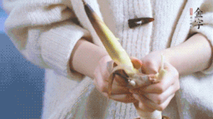 春筍切滾刀塊，加少許鹽，焯水備用。