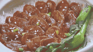 燜好后放入小青菜，均勻淋上醬汁，撒上蔥花或芝麻即可。