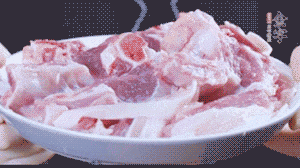 新鮮羊肉冷水入鍋，加姜片、清水焯水，除去血沫。