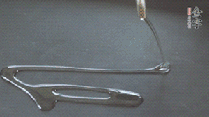 鍋中加少許油，爆香蔥姜蒜、香料 ，喜歡麻的也可以加點(diǎn)花椒！接著放入郫縣豆瓣醬煸炒出紅油。