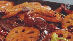 撒上芝麻和蔥，一道鮮香熱辣的麻辣香腸香鍋就做好了！