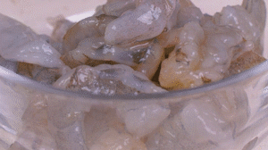 蝦去殼去蝦線，加姜絲、鹽腌制15分鐘，微煎1分鐘備用。