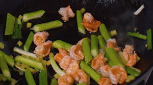 加入煎好的蝦仁，XO醬，以適量鹽、糖進行調(diào)味翻炒。