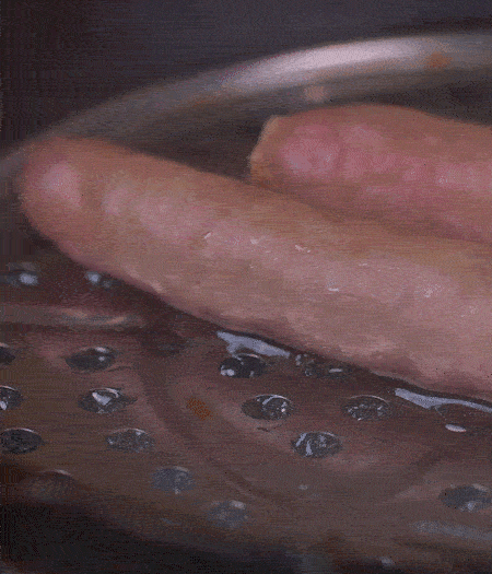 金字10°鮮低溫香腸蒸10分鐘后，切片。