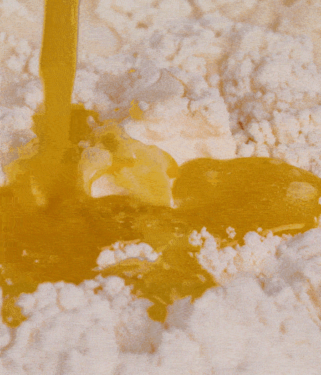 加融化的30g黃油（要不熱再倒）、黃椒、紅椒、白洋蔥、土豆、大蔥、香腸繼續(xù)攪拌均勻。