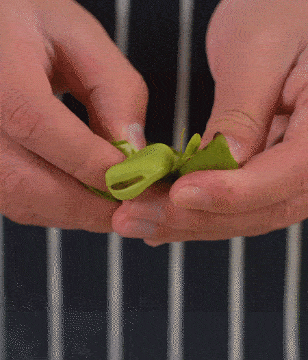 選用鮮嫩蠶豆，剝?nèi)ネ鈿ち粝露姑紫磧?，掰開成兩瓣。