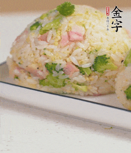 拌好的飯攥成飯團。