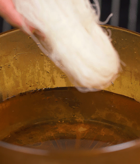 粉絲熱水泡軟。蒜、姜切碎末，小蔥切蔥花、小米椒切圈。金字火腿切薄片。