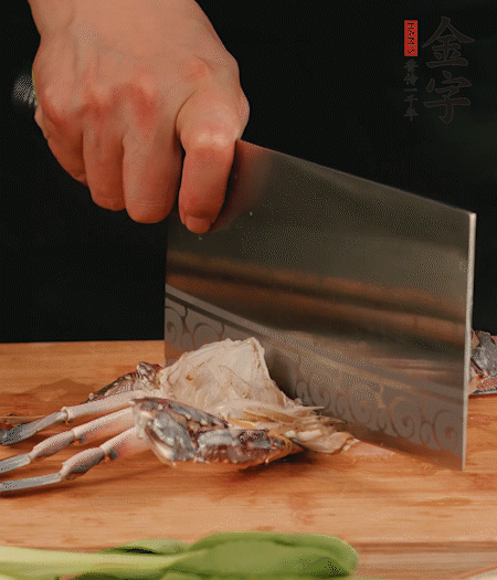 蟹殼拆開，去掉蟹肺、蟹心、蟹腮，切成4小塊。