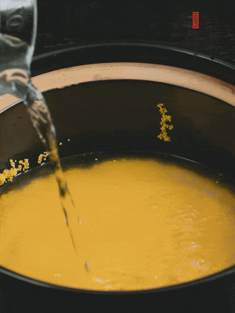 小米洗凈后，加水小火煲1個(gè)小時(shí)。