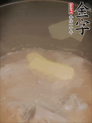 排骨洗凈，加生姜、黃酒焯水，溫水洗凈備用。