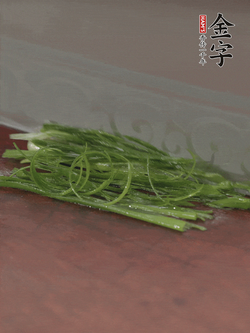 生姜切薄片，紅椒切細(xì)絲，小蔥蔥綠切細(xì)絲，泡入冰水中保持新鮮。