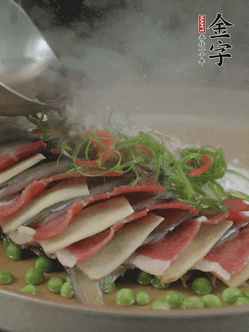 表面放上蔥絲、紅椒絲，淋上熱油。