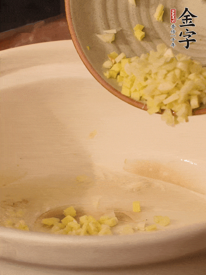 熱油下鍋，姜爆香。下冬瓜略微翻炒。