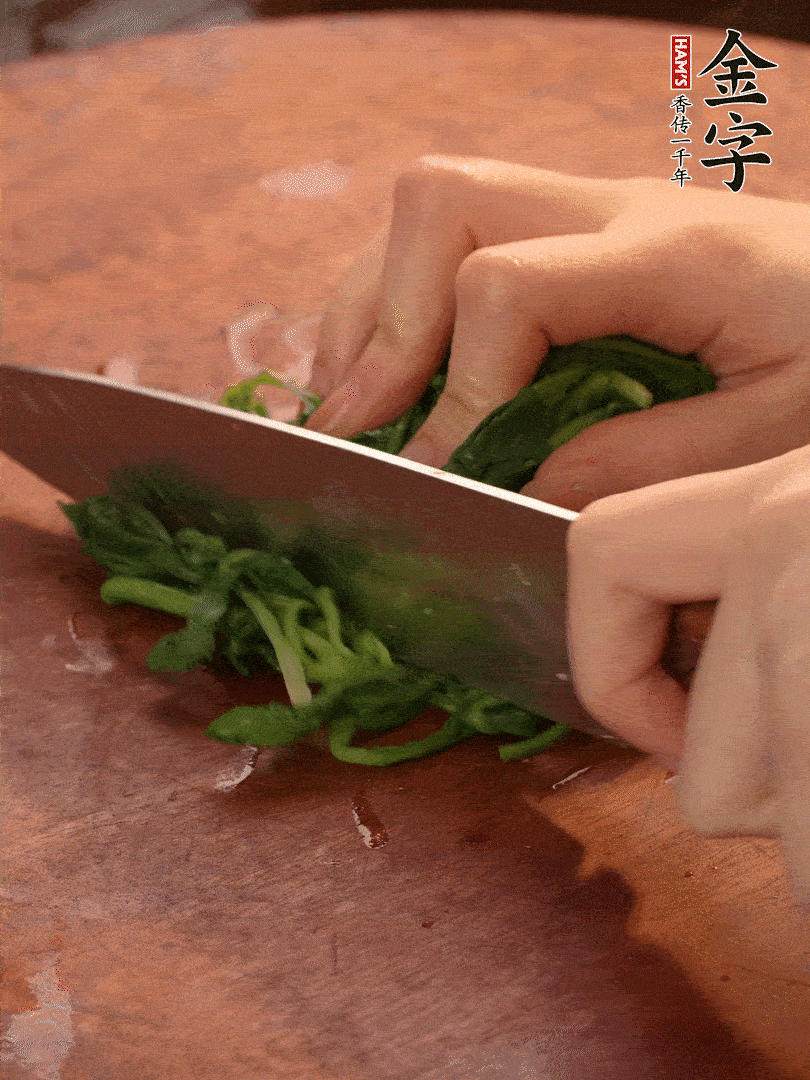 晾涼拽干水份，切碎備用。