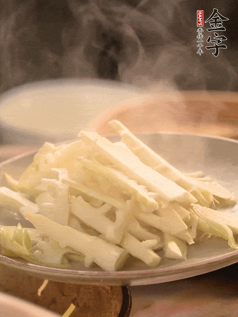 春筍切薄片，焯水去除澀味。