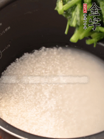 茼蒿、香腸放入浸泡好的大米，水沒過大米半指煮熟。