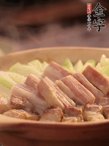 金字淡咸肉切條，焯水備用。