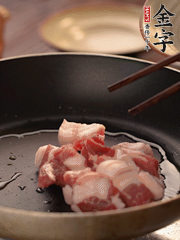 五花肉切條，煎到兩面金黃。