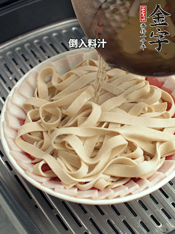 將料汁倒入食材中，改上保鮮膜蒸半小時(shí)。
