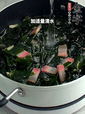 放入泡發(fā)好的裙帶菜翻炒一下，加適量清水燉煮。