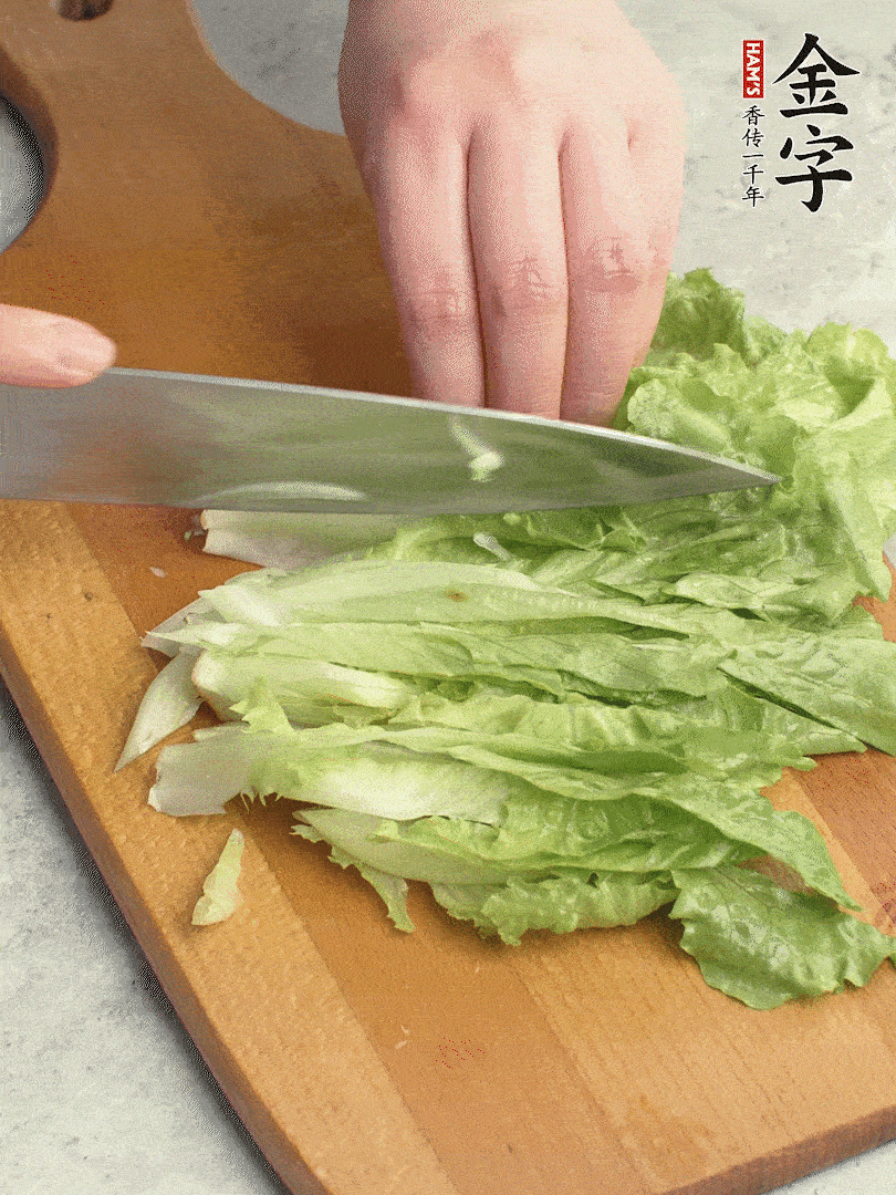 胡蘿卜、生菜、黃瓜切絲。