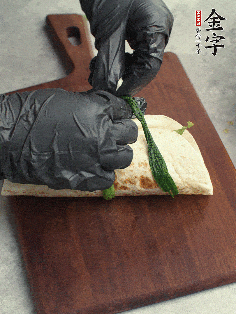 用焯過水的小蔥打結。