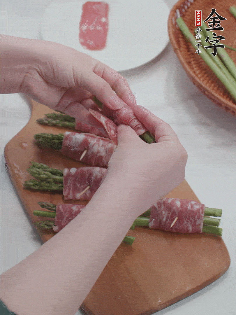 蘆筍切小段，蘆筍段用金字培根火腿卷起。