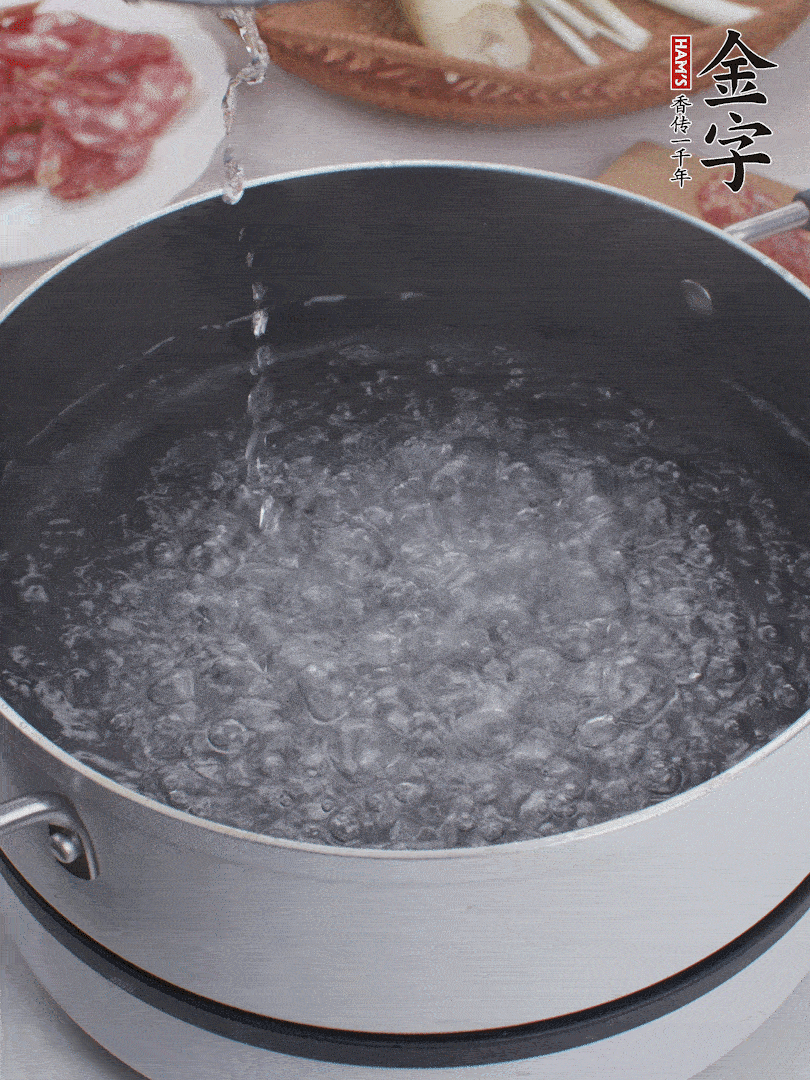 春筍去殼切片，焯水3分鐘。