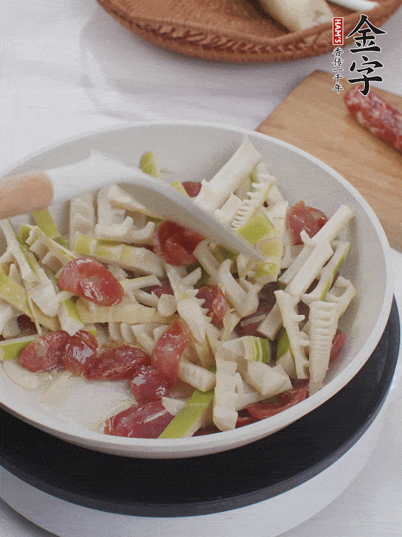 下春筍翻炒均勻，一小撮鹽調(diào)味。