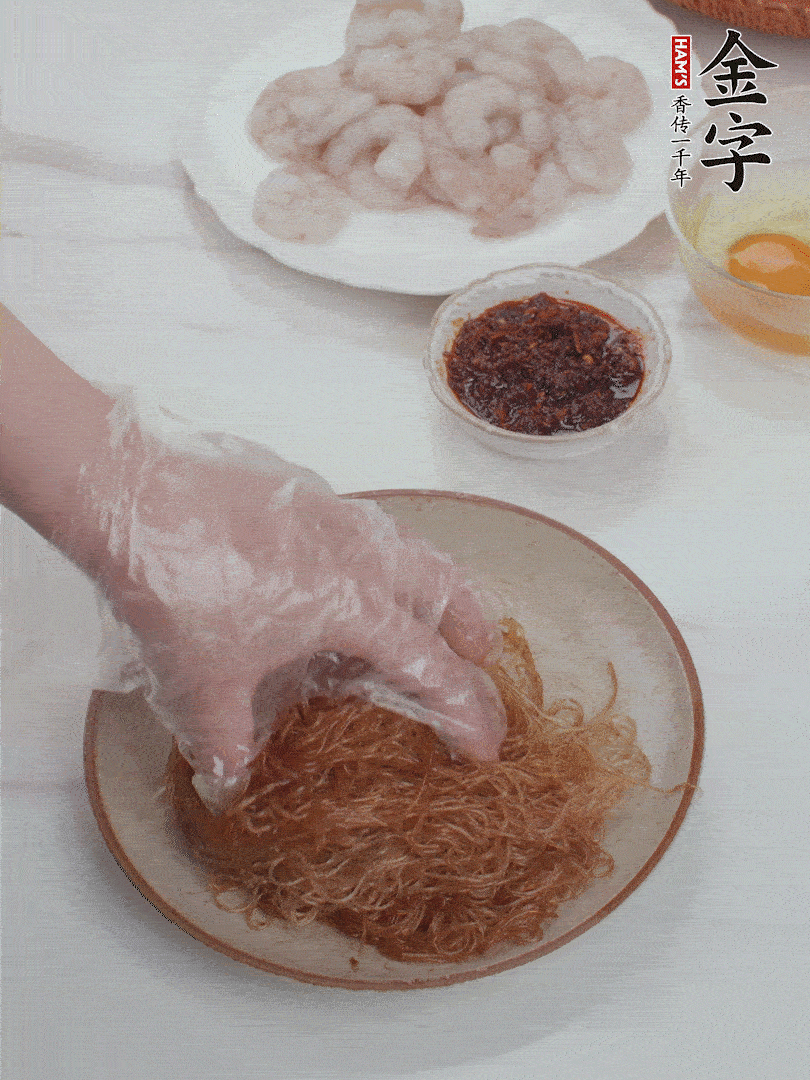 粉絲泡軟后，入沸水煮10秒，撈出后加1/2勺老抽、1/2勺食用油挑松。