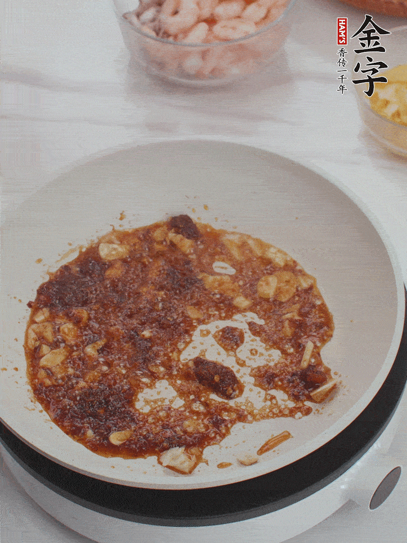 冷鍋熱油，1大勺金字火腿XO醬、蒜末炒香，倒粉絲一起炒。