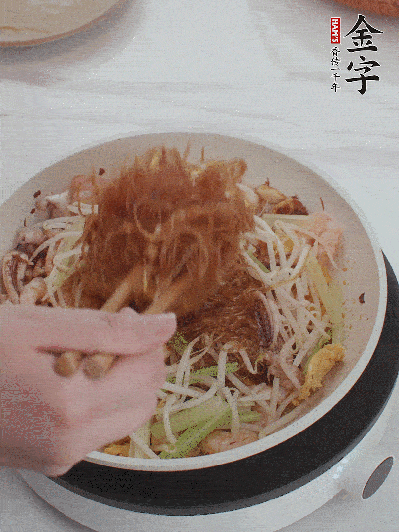 放焯好水的香芹、豆芽翻炒挑松。